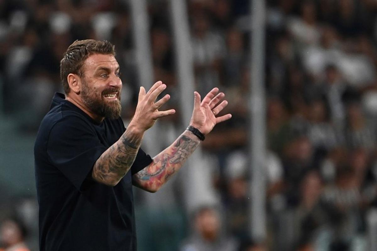 Roma's Italian head coach Daniele De Rossi reacts during the Italian Serie A football match between Juventus and Roma at Allianz Stadium in Turin, on September 1, 2024. Isabella BONOTTO / AFP