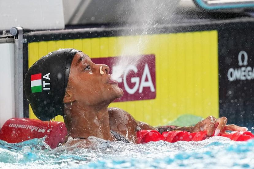 Italy's Sara Curtis reacts after setting a new world record in a semi-final of the women's 50m backstroke swimming event during the LEN European Aquatics Championships at the Olympic Aquatic Centre in Saint-Denis, northern suburbs of Paris, on August 12, 2026. SEBASTIEN BOZON / AFP