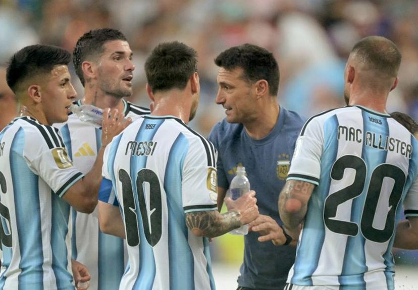 Argentina's head coach Lionel Scaloni gives instructions to his players as they take part in the hydratation break during the 2026 World Cup Group J football match between Argentina and Algeria at the Kansas City Stadium in Kansas City on June 16, 2026. JUAN MABROMATA / AFP