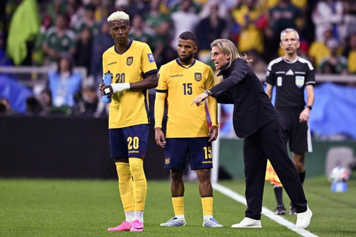 Ecuador's Argentine head coach Sebastian Beccacece gives instructions to Ecuador's midfielder #15 Pedro Vite and Ecuador's forward #20 Nilson Angulo during the 2026 World Cup round of 32 football match between Mexico and Ecuador at the Mexico City Stadium in Mexico City on June 30, 2026. CARL DE SOUZA / AFP
