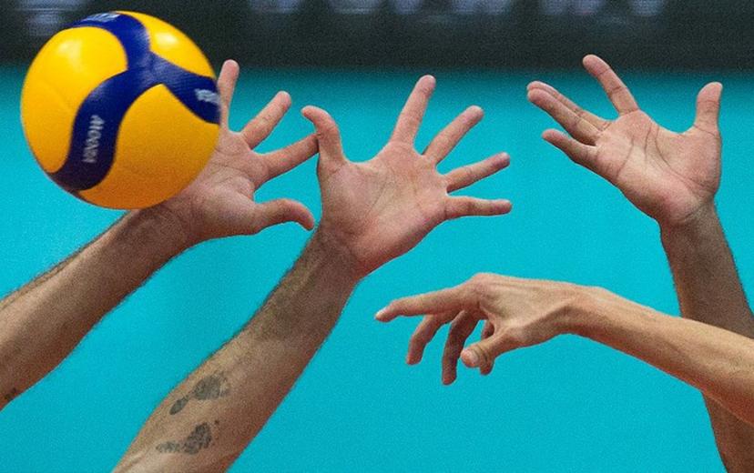 Italy's Gianelli (R) spikes the ball as Brazil's Lucas Saatkamp (L) tries to block him during their pool A volleyball Olympic qualifier match, in Rio de Janeiro, Brazil, on October 8, 2023. DANIEL RAMALHO / AFP