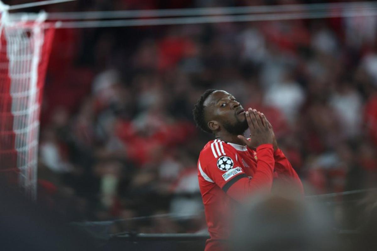 SL Benfica's Belgian forward #11 Dodi Lukebakio reacts to missing a goal opportunity during the UEFA Champions League league phase day 4 football match between SL Benfica and Bayer Leverkusen at Estadio da Luz in Lisbon on November 5, 2025. PATRICIA DE MELO MOREIRA / AFP