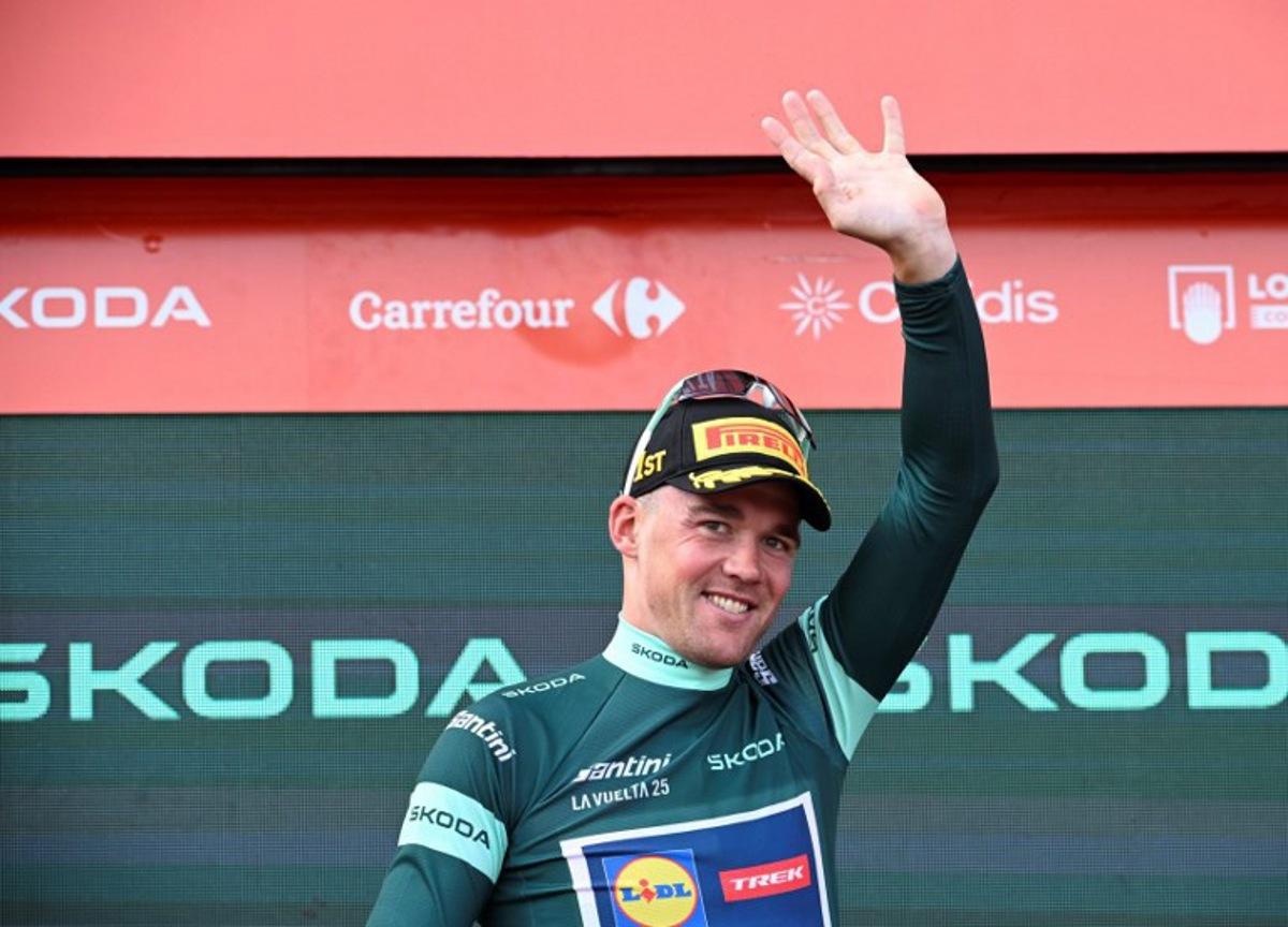 Team Lidl-Trek's Danish rider Mads Pedersen wearing the points ranking leader's green jersey celebrates on the podium after the 15th stage of the Vuelta a Espana cycling tour, a 167 km race between A Veiga/Vegaredo and Monforte de Lemos, on September 7, 2025. Miguel RIOPA / AFP