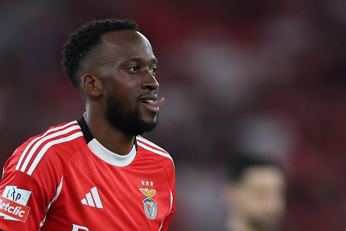 Benfica's Belgian forward #11 Dodi Lukebakio reacts after failing to score during the Portuguese League football match between SL Benfica and Gil Vicente FC at at the Luz stadium in Lisbon on September 26, 2025. PATRICIA DE MELO MOREIRA / AFP
