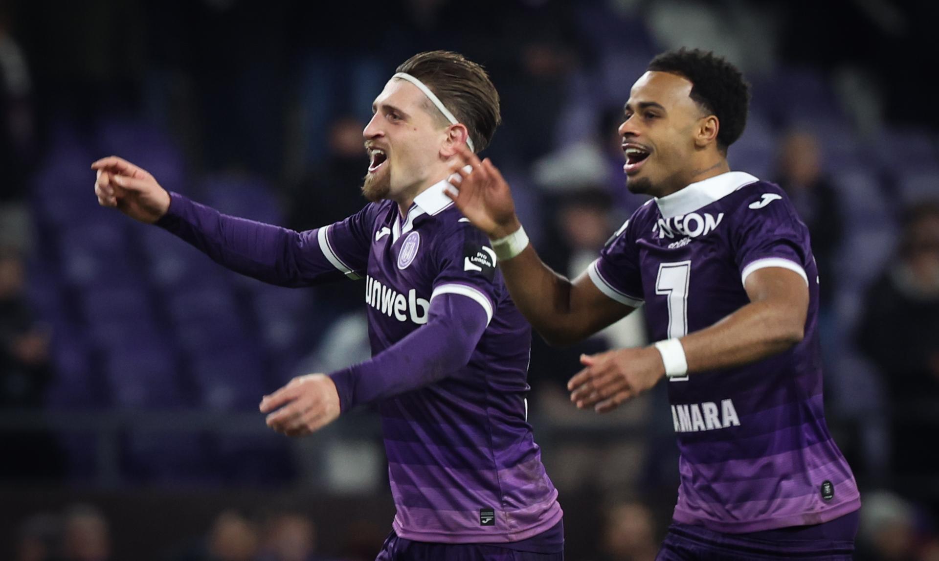 Anderlecht's Adriano Bertaccini and Anderlecht's Ilay Camara celebrate after winning a soccer match between RSC Anderlecht and Royale Union Saint-Gilloise, Sunday 30 November 2025 in Anderlecht, on day 16 of the 2025-2026 'Jupiler Pro League' first division of the Belgian championship. BELGA PHOTO VIRGINIE LEFOUR