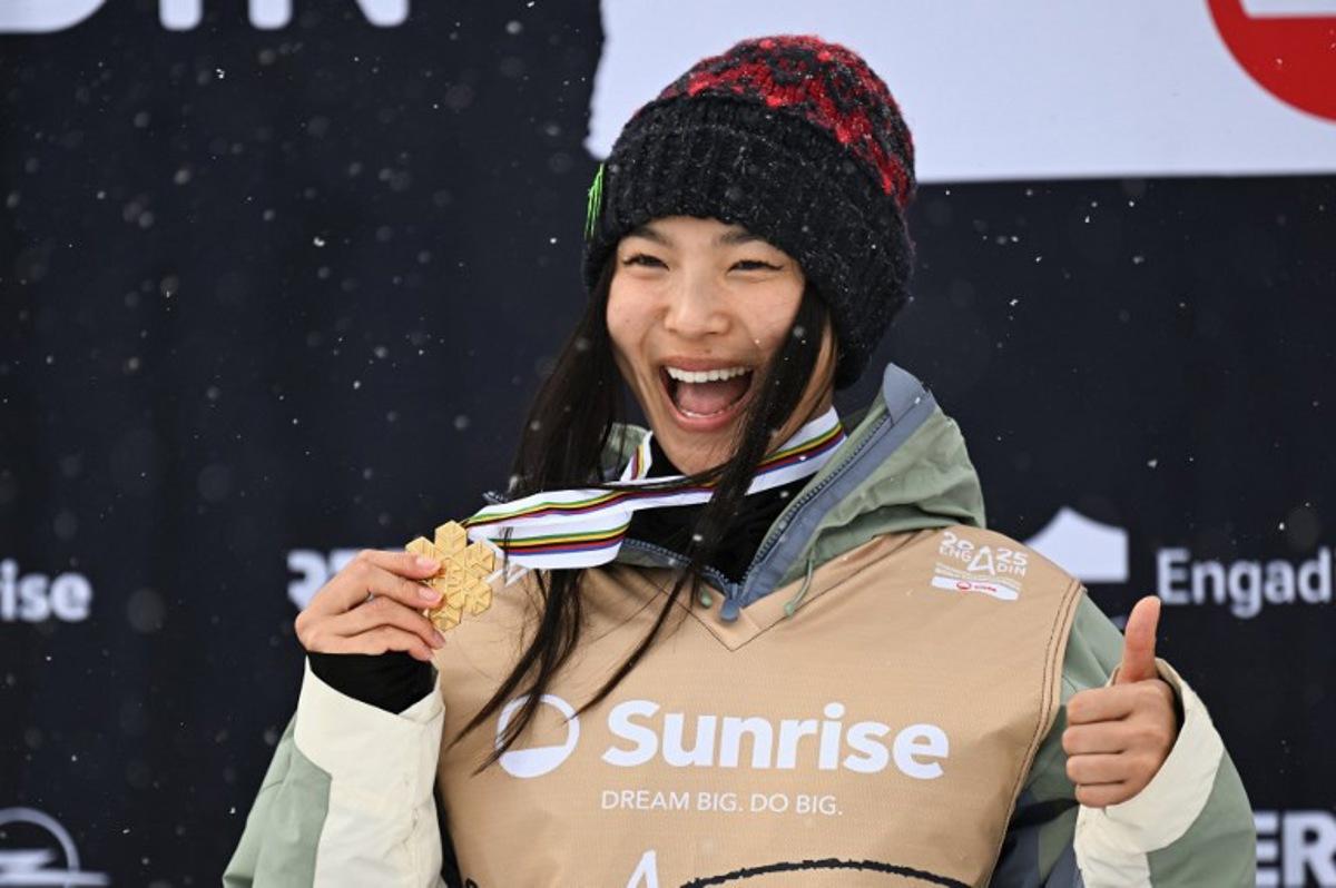 Gold medallist US Chloe Kim celebrates during the podium ceremony of the Women's Snowboard Halfpipe Final at the FIS Snowboard, Freestyle and Freeski World Championships 2025 in St. Moritz, on March 29, 2025. Fabrice COFFRINI / AFP