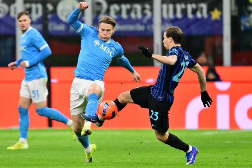 Napoli's Scottish midfielder #08 Scott McTominay (L) fights for the ball with Inter Milan's Italian midfielder #23 Nicolo Barella during the Italian Serie A football match between Inter Milan and Napoli at San Siro stadium in Milan, on January 11, 2026. Stefano RELLANDINI / AFP
