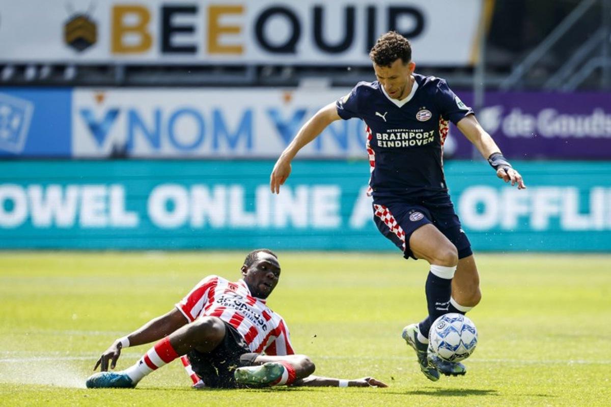 Sparta's Dutch defende #03 Marvin Young and PSV Eindhoven Croatian forward #05 Ivan Perisic fight for the ball during the Dutch Eredivisie football match between Sparta Rotterdam and PSV Eindhoven at the Sparta Stadion Het Kasteel in Rotterdam on May 18, 2025. Bas CZERWINSKI / ANP / AFP