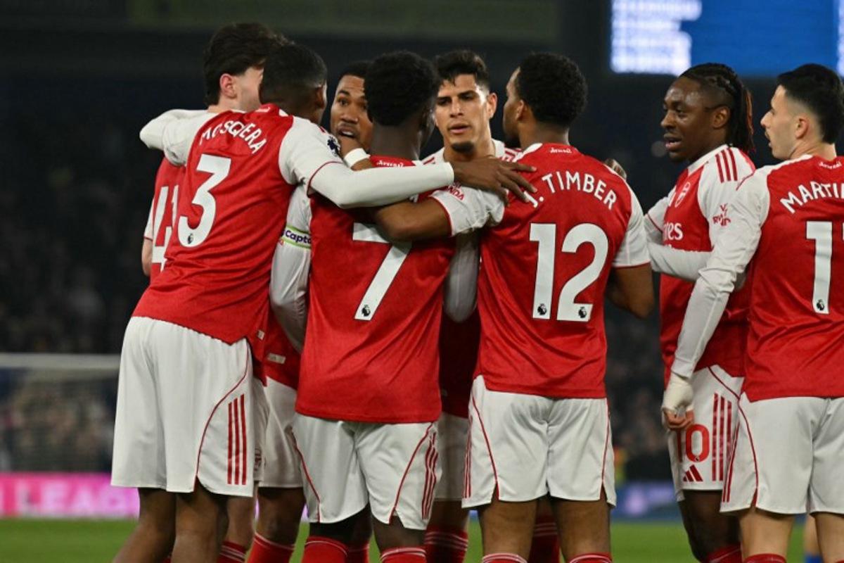 Arsenal's English midfielder #07 Bukayo Saka (C) celebrates with teammates after scoring the opening goal of the English Premier League football match between Brighton and Hove Albion and Arsenal at the American Express Community Stadium in Brighton, southern England on March 4, 2026. Glyn KIRK / AFP