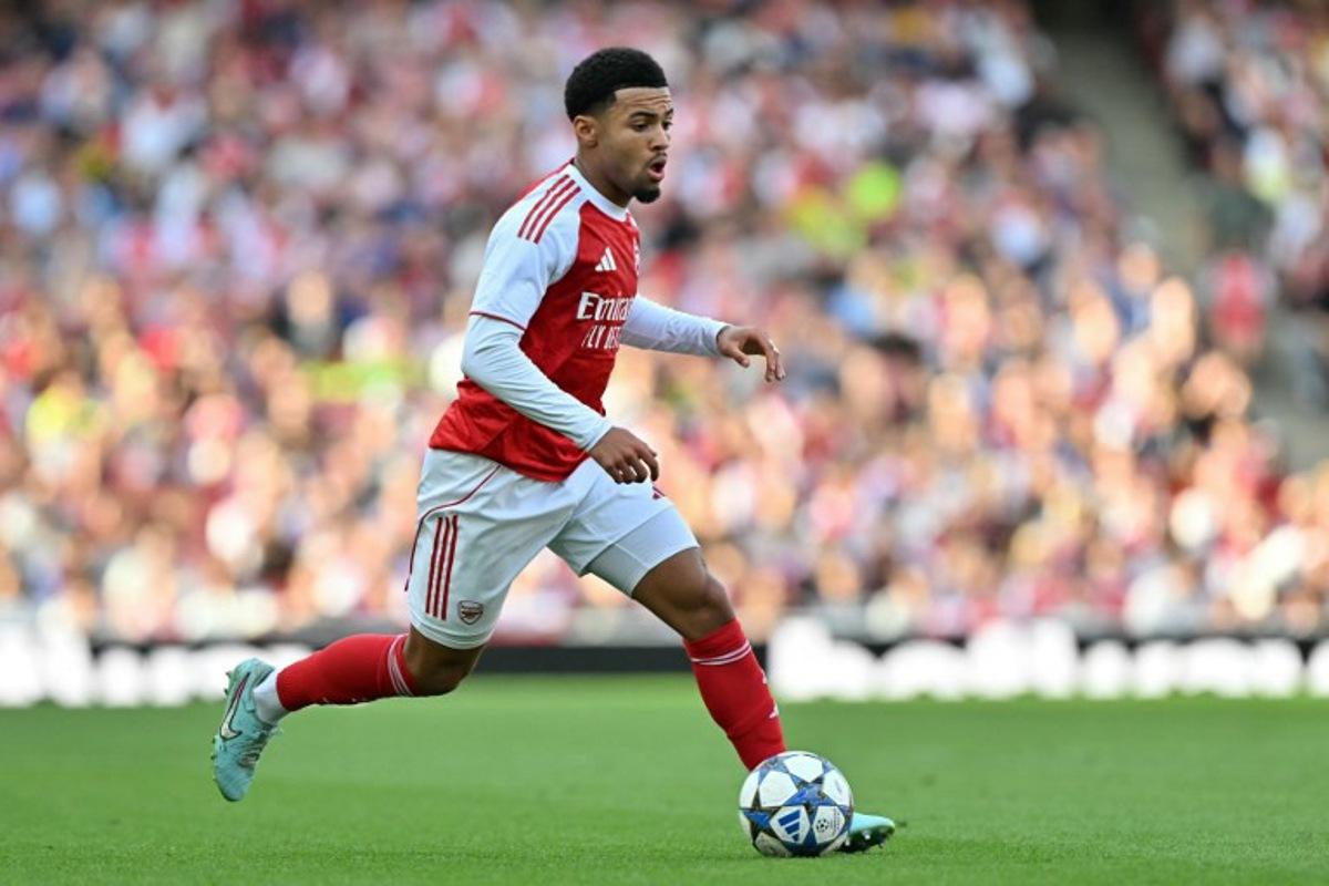 Arsenal's English midfielder #22 Ethan Nwaneri runs with the ball during the pre-season friendly football match between Arsenal and Villarreal at the Emirates Stadium in London on August 6, 2025. Glyn KIRK / AFP