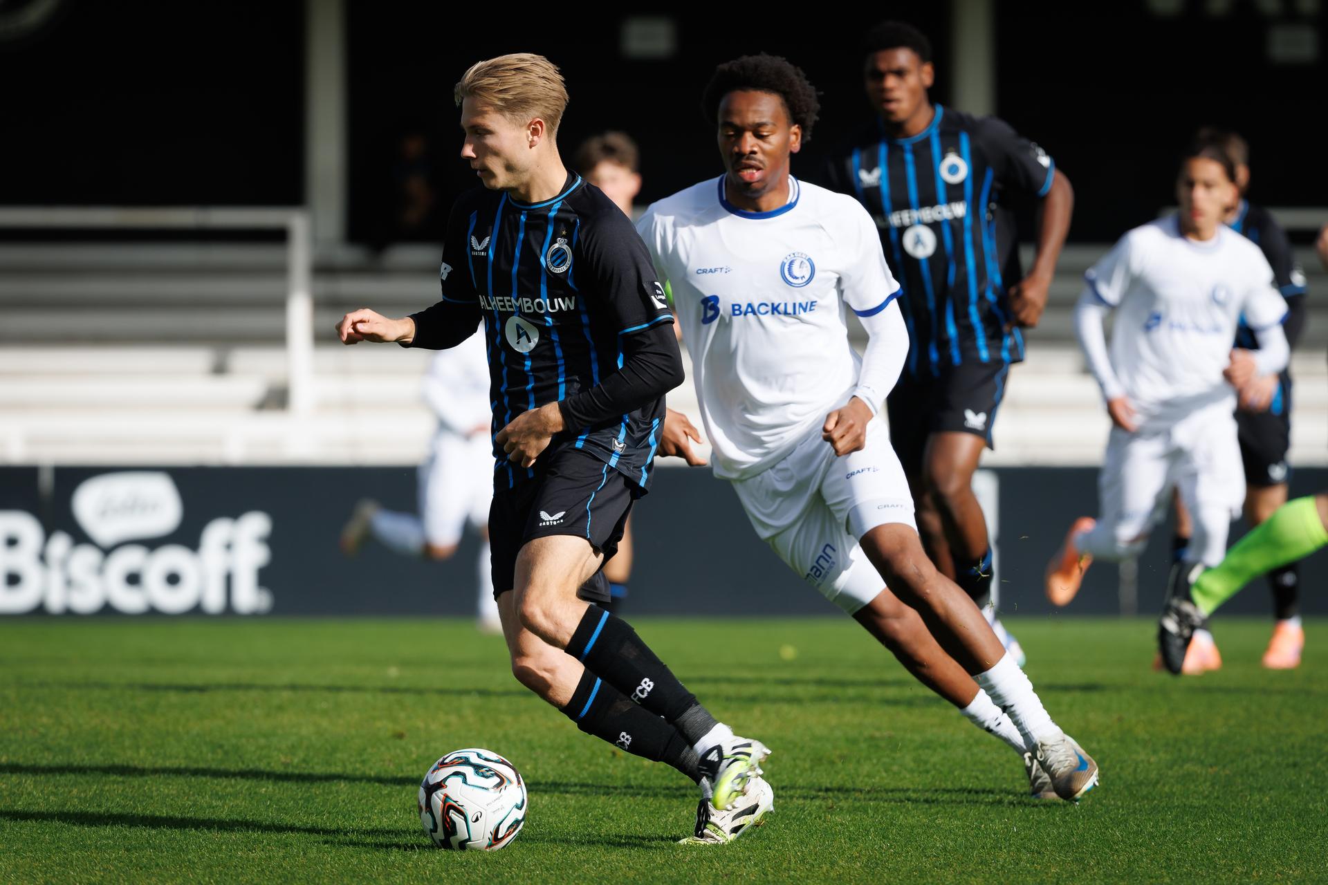 Club's Jano Willems and Jong Gent's David Mukuna fight for the ball during fight for the ball during a soccer game between Club NXT and Jong KAA Gent, Saturday 04 October 2025 in Roeselare, on day 9 of the 2025-2026 'Challenger Pro League' 1B second division of the Belgian championship. BELGA PHOTO KURT DESPLENTER