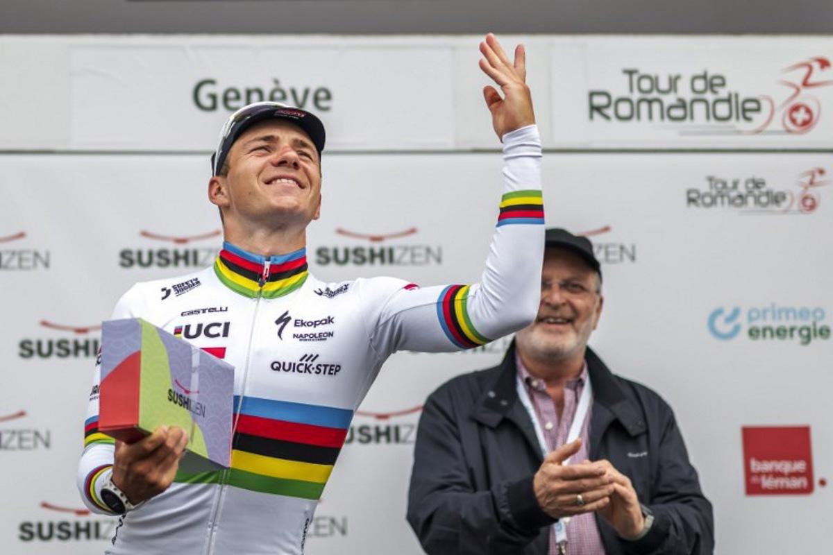 Winner of the stage, Belgium's Remco Evenepoel gestures during the podium ceremony of the fifth and last stage of the Tour of Romandie UCI Cycling World Tour, 17.1 km loop from the start to the finish in Geneva on May 4, 2025. Fabrice COFFRINI / AFP