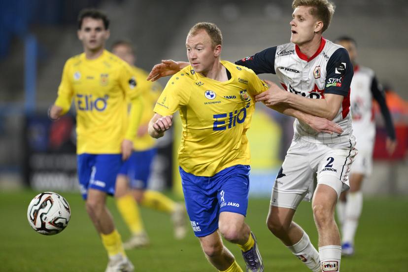 Beveren's Christian Bruls and Liege's Martin Wasinski fight for the ball during a soccer game between SK Beveren and RFC Liege, Saturday 21 March 2026 in Beveren, on day 31 of the 2025-2026 'Challenger Pro League' 1B second division of the Belgian championship. BELGA PHOTO JOHN THYS