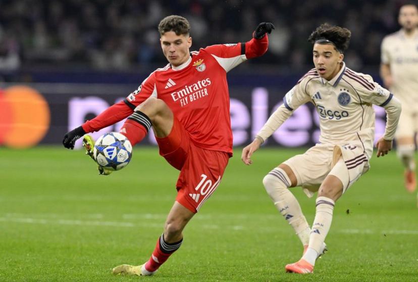 Benfica's Ukrainian midfielder Georgiy Sudakov (L) controls the ball in front of Ajax's Belgian midfielder #43 Rayane Bounida (R) during the UEFA Champions League, league phase day 5, football match between Ajax and Benfica at the Johan-Cruijff ArenA in Amsterdam on November 25, 2025. JOHN THYS / AFP