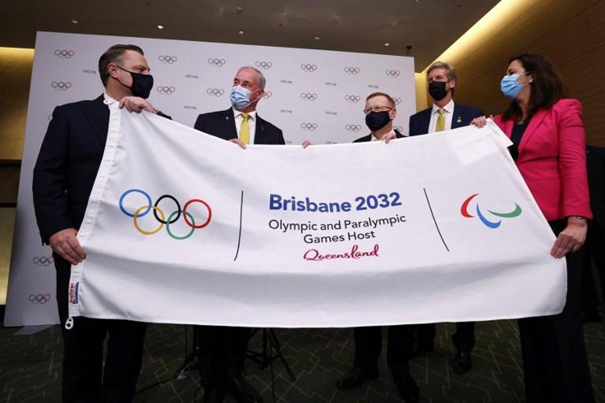 (L-R) Lord Mayor of Brisbane Adrian Schrinner, Australian Senator Richard Colbeck, President of Australian Olympic Committee John Coates, three time Olympic gold medalist James Tomkins and Premier of Queensland Annastacia Palaszczuk, attend a press conference after Brisbane was announced as the 2032 Summer Olympics host city during the 138th IOC Session at Hotel Okura in Tokyo on July 21, 2021. Toru Hanai / POOL / AFP