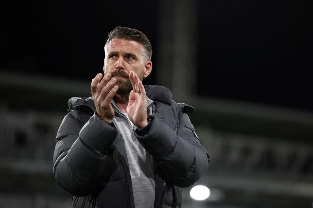 (FILES) Luton Town's Welsh manager Rob Edwards applauds fans on the pitch after the English Premier League football match between Luton Town and Everton at Kenilworth Road in Luton, north of London on May 3, 2024. The Premier League's bottom club Wolves announced on November 12, 2025 the appointment of Rob Edwards as their new head coach on a three-and-a-half year deal. The 42-year-old has left Championship club Middlesbrough and agreed a contract until 2029 with Wolves after they sacked Vitor Pereira earlier this month. HENRY NICHOLLS / AFP