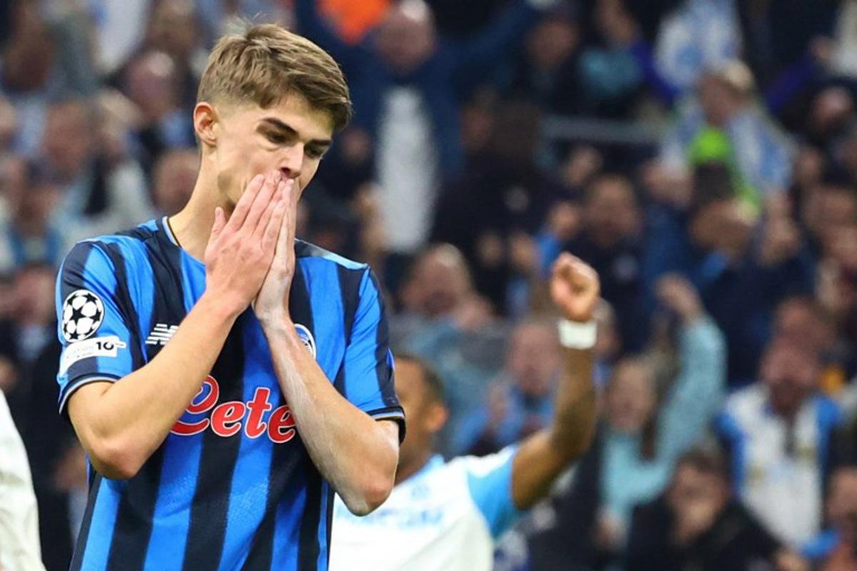 Atalanta's Belgian forward #17 Charles De Ketelaere reacts after missing a penalty kick during the UEFA Champions League, league phase day 4, football match between Olympique de Marseille (OM) and Atalanta Bergame at the Velodrome stadium, in Marseille on November 5, 2025. Clement MAHOUDEAU / AFP