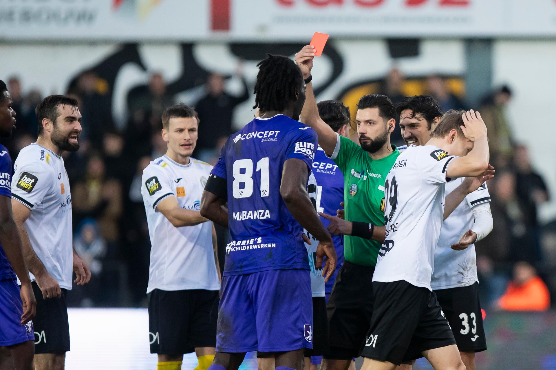 Referee Massimiliano Ledda shows a red card for Lokeren's Sam Van Aerschot during a soccer game between KSC Lokeren and Patro Eisden, Sunday 21 December 2025 in Lokeren, on day 19 of the 2025-2026 'Challenger Pro League' 1B second division of the Belgian championship. BELGA PHOTO KRISTOF VAN ACCOM