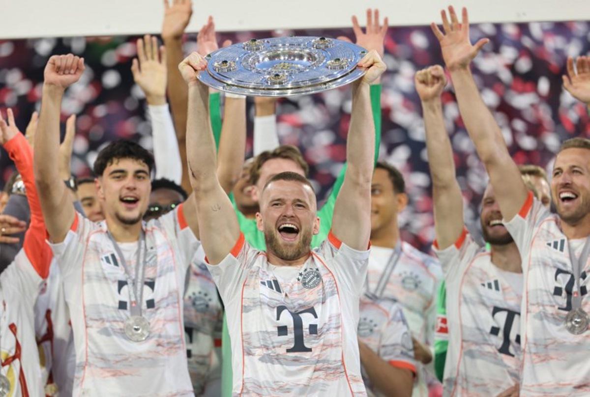 Bayern Munich's English defender #15 Eric Dier lifts the trophy after the German first division Bundesliga football match between Bayern Munich and Borussia Moenchengladbach in Munich on May 10, 2025. Alexandra BEIER / AFP