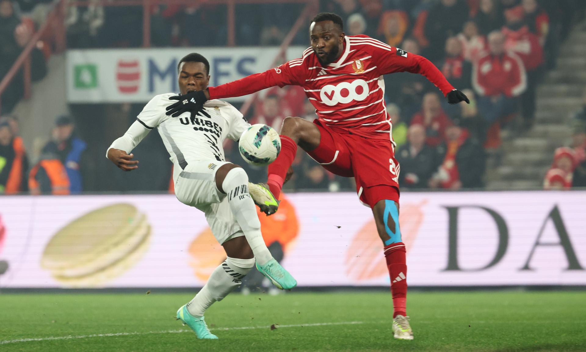Charleroi's Ken Nkuba Tshiend and Standard's Merveille Bope Bokadi fight for the ball during a soccer match between Standard de Liege and Sporting Charleroi, Saturday 16 December 2023 in Liege, on day 18 of the 2023-2024 season of the 'Jupiler Pro League' first division of the Belgian championship. BELGA PHOTO VIRGINIE LEFOUR