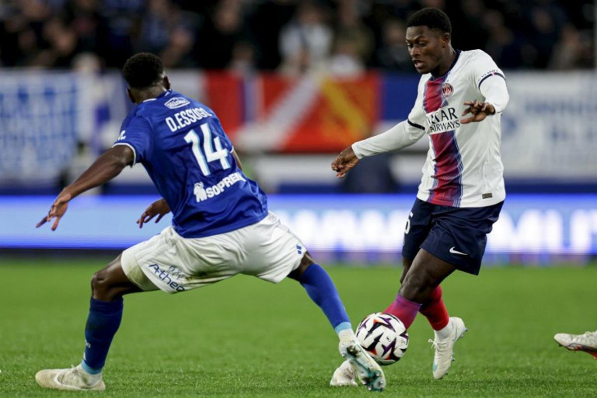 Paris Saint-Germain's Portuguese defender #25 Nuno Mendes (R) controls the ball during the French L1 football match between RC Strasbourg Alsace and Paris Saint-Germain (PSG) at the Stade de la Meinau in Strasbourg, eastern France, on October 17, 2026. ROMEO BOETZLE / AFP