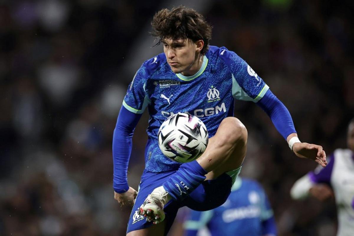 Marseille's Argentinian defender #05 Leonardo Balerdi controls the ball during the French L1 football match between Toulouse FC and Olympique de Marseille (OM) at the TFC Stadium in Toulouse, southwestern France, on March 7, 2026. Valentine CHAPUIS / AFP