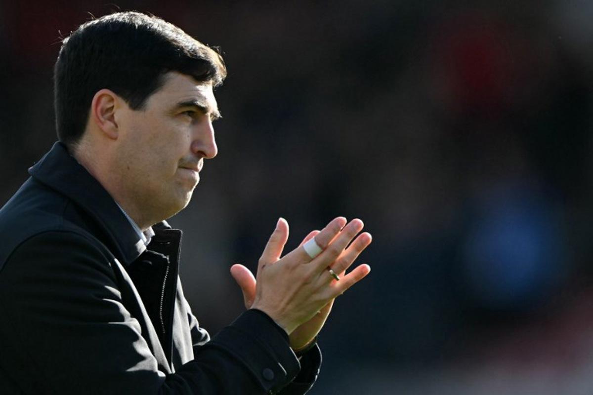 Bournemouth's Spanish manager Andoni Iraola applauds the fans following the English Premier League football match between Bournemouth and Sunderland at the Vitality Stadium in Bournemouth, southern England on February 28, 2026. Glyn KIRK / AFP