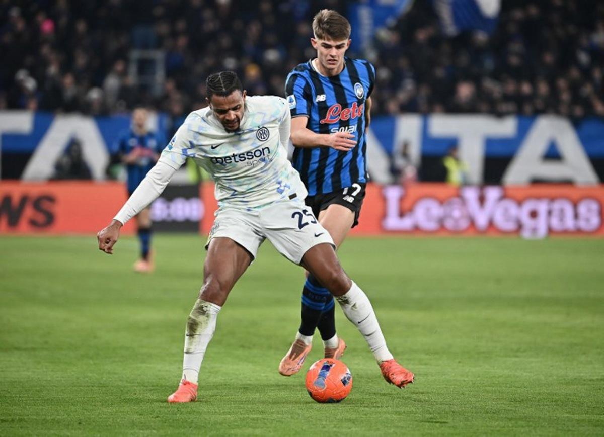 Inter Milan Swiss defender #25 Manuel Akanji (L) fights for the ball with Atalanta's Belgian forward #17 Charles De Ketelaere (R) during the Italian Serie A football match between Atalanta and Inter Milan at the Bergamo stadium in Bergamo on December 28, 2025. Isabella BONOTTO / AFP