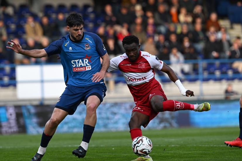 Dender's Bryan Goncalves and Essevee's Joseph Opoku fight for the ball during a soccer match between FCV Dender EH and SV Zulte Waregem, Sunday 12 April 2026 in Denderleeuw, on the second day of the Relegation Play-offs of the 2025-2026 'Jupiler Pro League' first division of the Belgian championship. BELGA PHOTO JOHN THYS