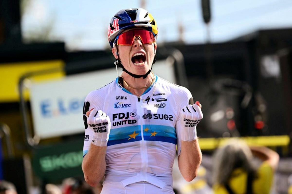 FDJ-SUEZ's Dutch rider Demi Vollering celebrates as she crosses the finish line to win the 5th (out of 9) stage of the fifth edition of the Women's Tour de France cycling race, 140 km from Macon to Belleville-en-Beaujolais, in Belleville-en-Beaujolais, central France on August 5, 2026. NICOLAS TUCAT / AFP