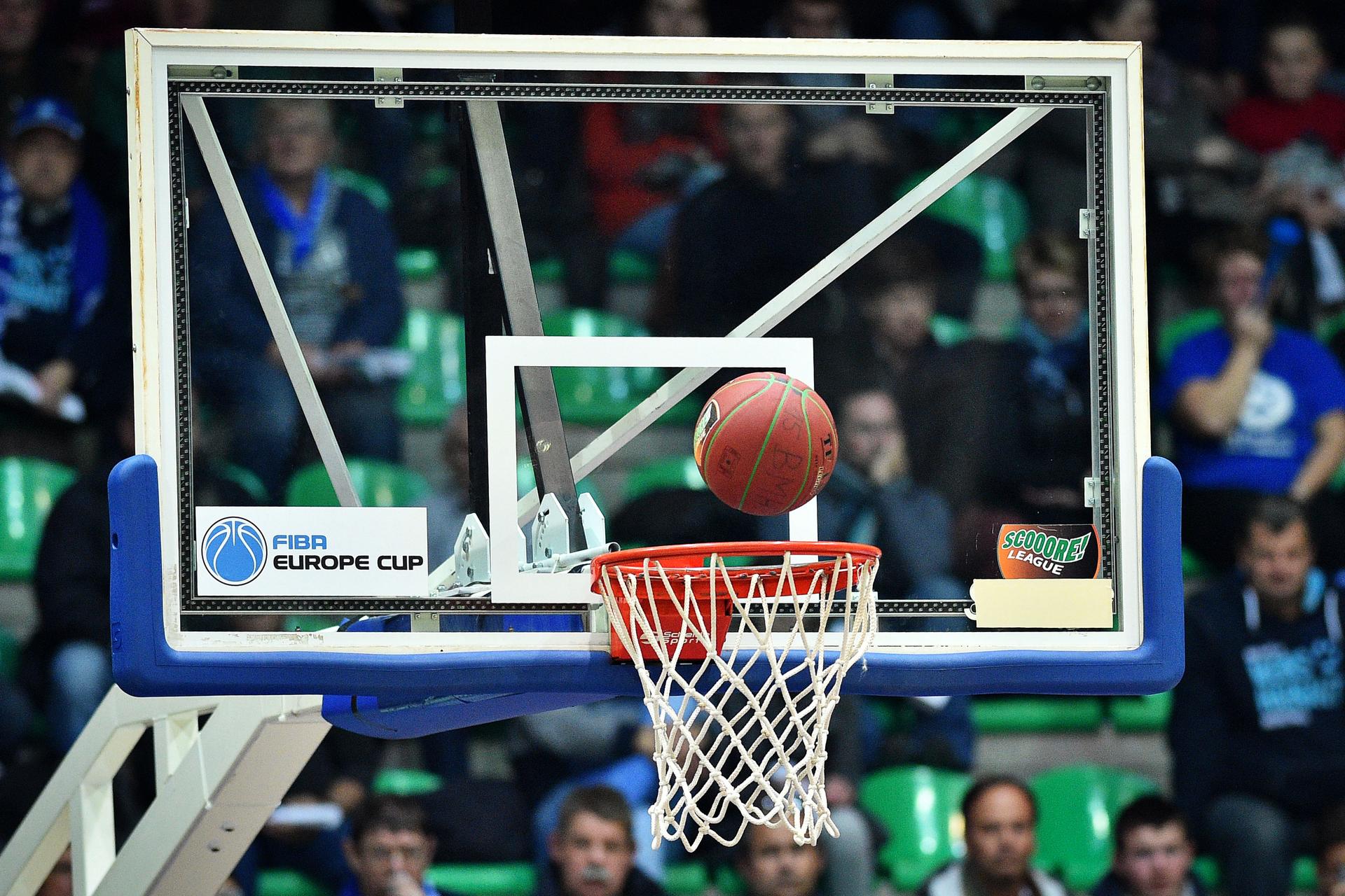 20151127 - MONS, BELGIUM: Illustration picture shows a ball going into the ring at the basketball match between Mons-Hainaut and Spirou Charleroi, first quarter final match in the Belgian basket cup competition, Friday 27 November 2015 in Charleroi. BELGA PHOTO DAVID STOCKMAN