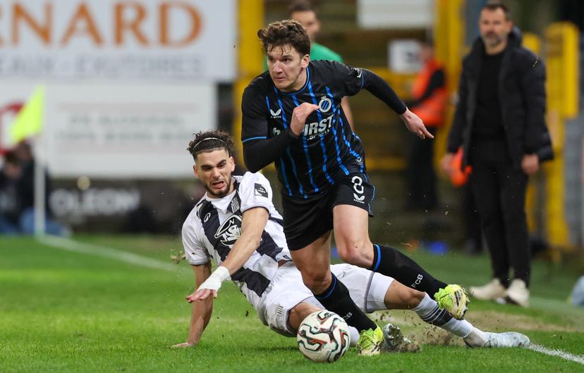Charleroi's Kevin Van Den Kerkhof and Club's Christos Tzolis fight for the ball during a soccer match between Sporting Charleroi and Club Brugge KV, Sunday 01 March 2026 in Charleroi, on day 27 of the 2025-2026 'Jupiler Pro League' first division of the Belgian championship. BELGA PHOTO VIRGINIE LEFOUR