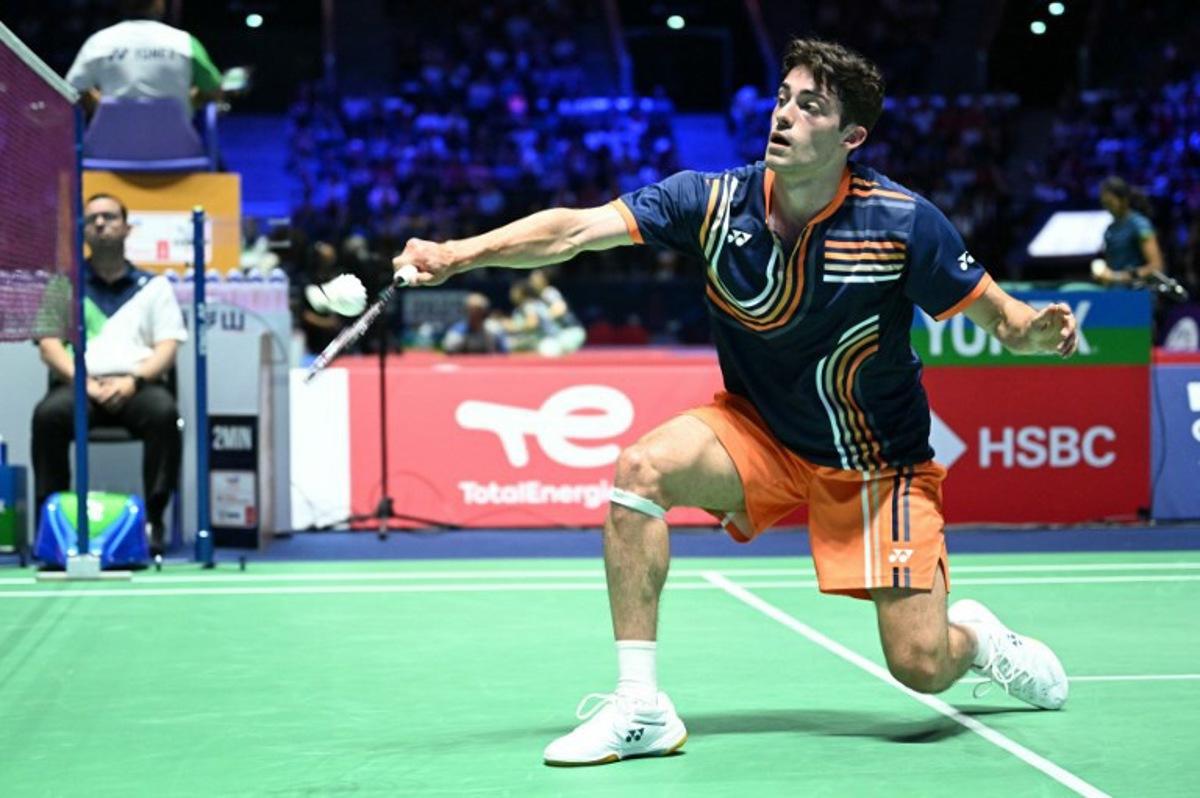 Belgium's Julien Carraggi hits a return to China's Yu Qi Shi during their men's single match at the Badminton BWF World Championships at the Adidas Arena in Paris, on August 27, 2025. Bertrand GUAY / AFP