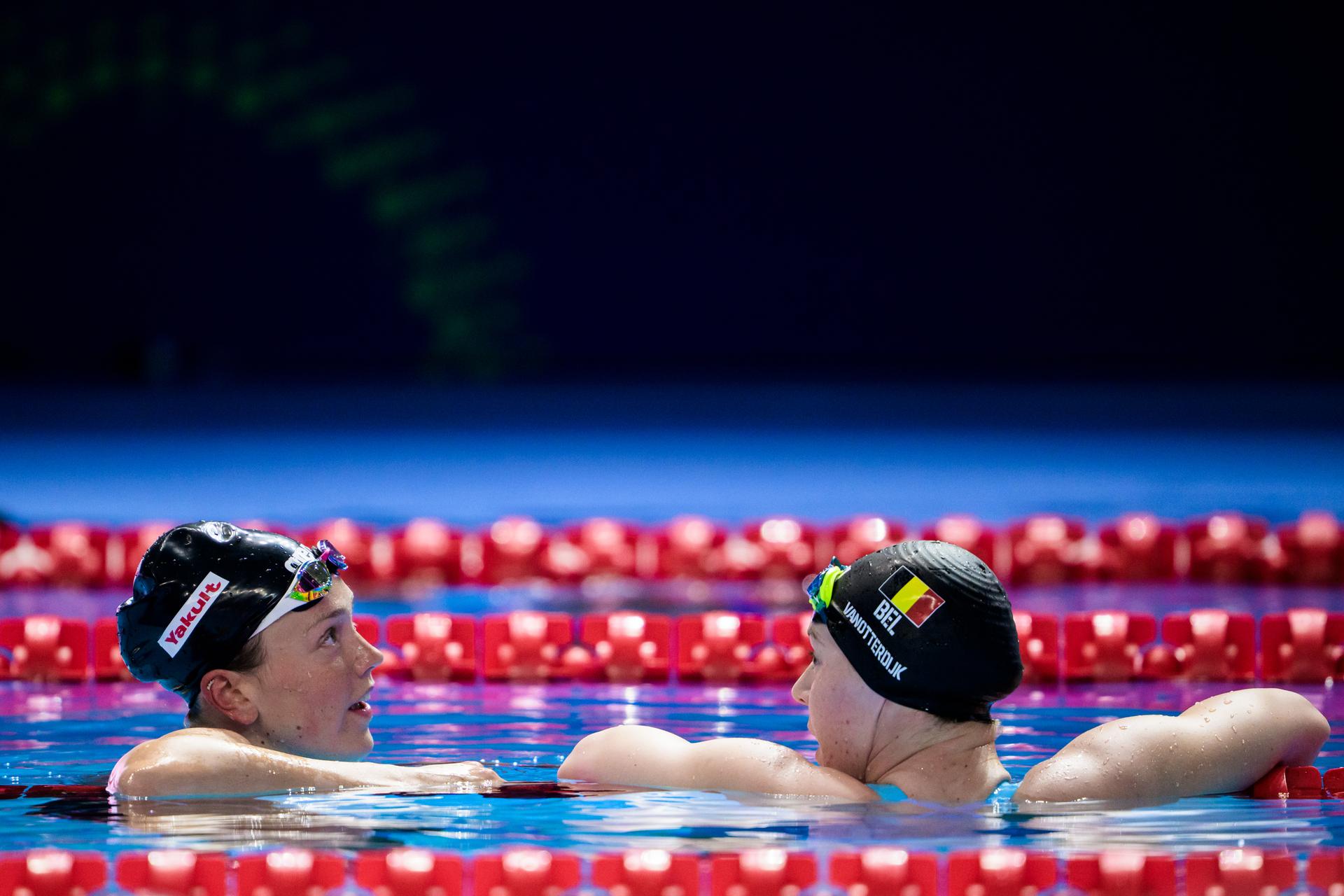 ATTENTION EDITORS - BENELUX ONLY - 250731 Florine Gaspard and Roos Vanotterdijk of Belgium after competing in women's 100 meters freestyle swimming heats during day 21 of the World Aquatics Championships on July 31, 2025 in Singapore. Photo: Joel Marklund / BILDBYRÅN / kod JM / JM0716 bbeng simning swimming svømming sim-vm vm sim-vm 2025 world aquatics championships 2025 dam