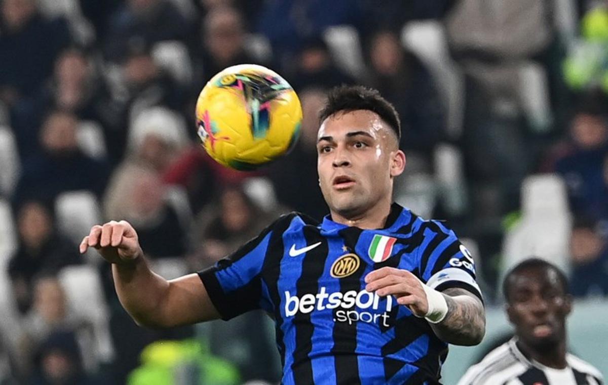 Inter Milan's Argentine forward #10 Lautaro Martinez controls the ball during the Italian Serie A football match between Juventus and Inter Milan at the Juventus Stadium in Turin on February 16, 2025. Isabella BONOTTO / AFP