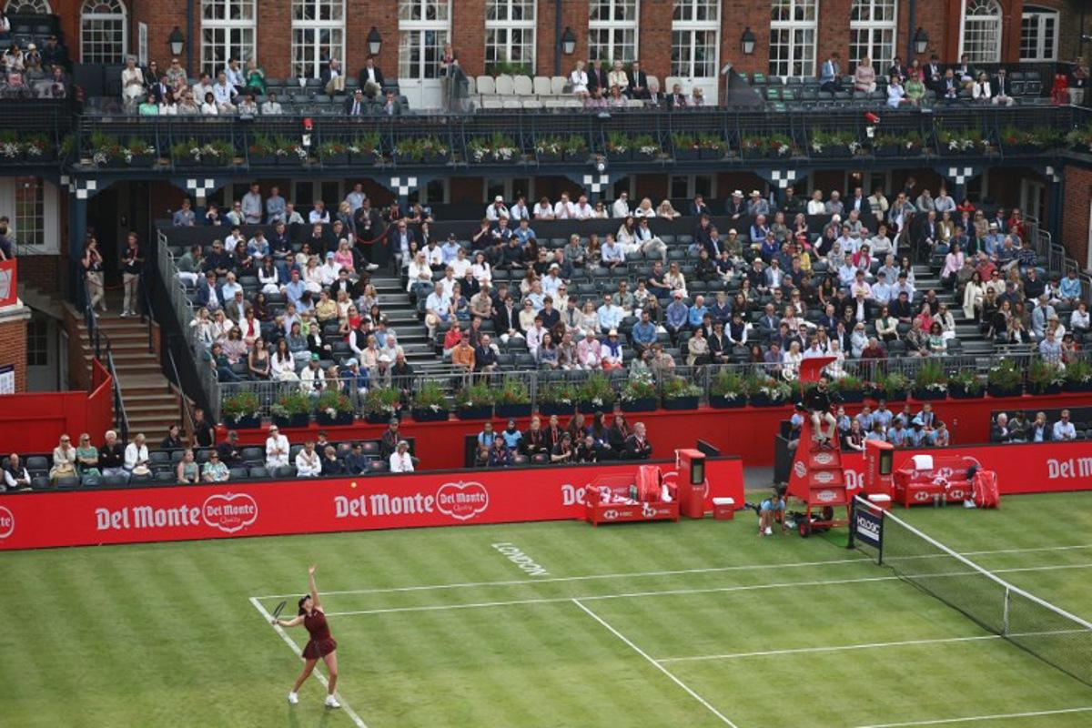 US player Amanda Anisimova serves to Britain's Jodie Burrage during their women's singles round of 32 match at the HSBC WTA tennis Championships at Queen's Club in west London on June 9, 2025. HENRY NICHOLLS / AFP