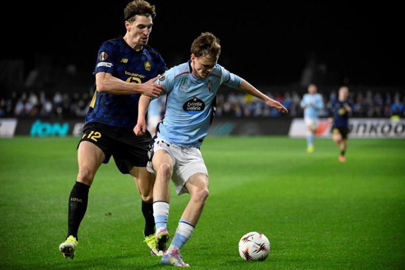 Lille's Belgian defender #12 Thomas Meunier fights for the ball with Celta Vigo's Swedish forward #19 Williot Swedberg during the UEFA Europa League first round day 7 football match between RC Celta de Vigo and Lille LOSC at Balaidos Stadium in Vigo on January 22, 2026. Miguel RIOPA / AFP