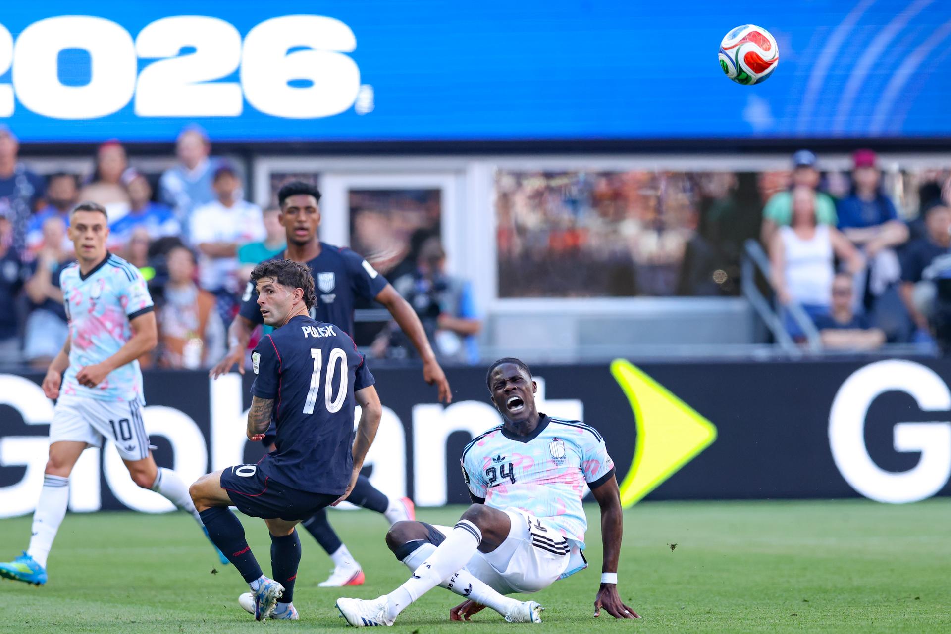 US' Christian Pulicik and Belgium's Amadou Onana fight for the ball during a soccer game between the USA and Belgian national team Red Devils, on Monday 06 July 2026, at the Seattle Field, in Seattle, a 1/8 finals game in the FIFA World Cup 2026. BELGA PHOTO BRUNO FAHY