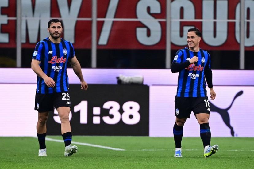 Atalanta's Italian forward #18 Giacomo Raspadori (R) celebrates after scoring his team's third goal during the Italian Serie A football match between AC Milan and Atalanta Bergamo at San Siro Stadium in Milan on May 10, 2026. Piero CRUCIATTI / AFP