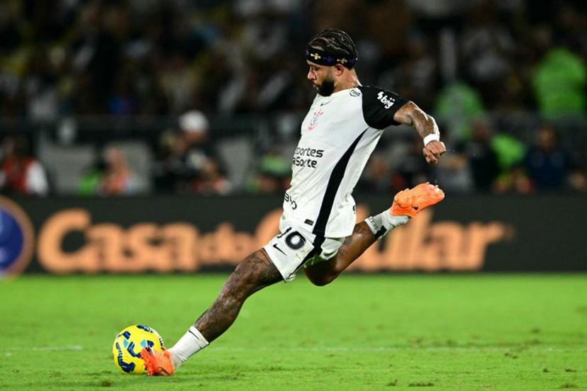 Corinthians' Dutch forward #10 Memphis Depay controls the ball during the Brazil Cup final second leg football match between Vasco da Gama and Corinthians at the Maracana stadium in Rio de Janeiro, Brazil on December 21, 2025. Pablo PORCIUNCULA / AFP