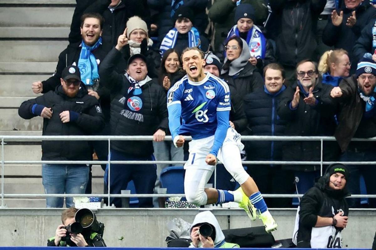 Strasbourg's Belgian midfielder #07 Diego Moreira celebrates scoring his team's first goal during the French L1 football match between RC Strasbourg Alsace and FC Metz at the Stade de la Meinau in Strasbourg, eastern France, on January 18, 2026. Frederick FLORIN / AFP