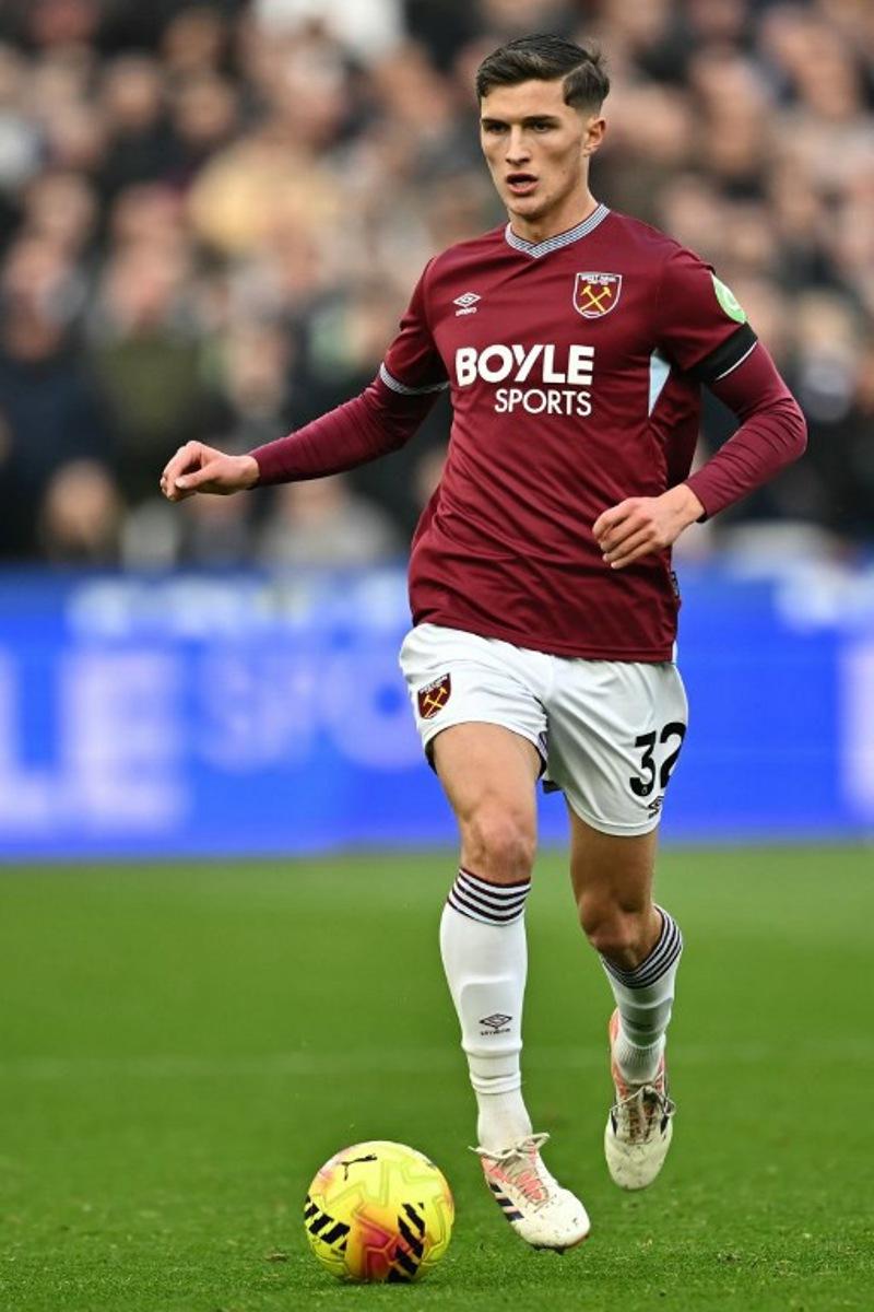 West Ham United's English midfielder #32 Freddie Potts runs with the ball during the English Premier League football match between West Ham United and Liverpool at the London Stadium, in London on November 30, 2025. Ben STANSALL / AFP
