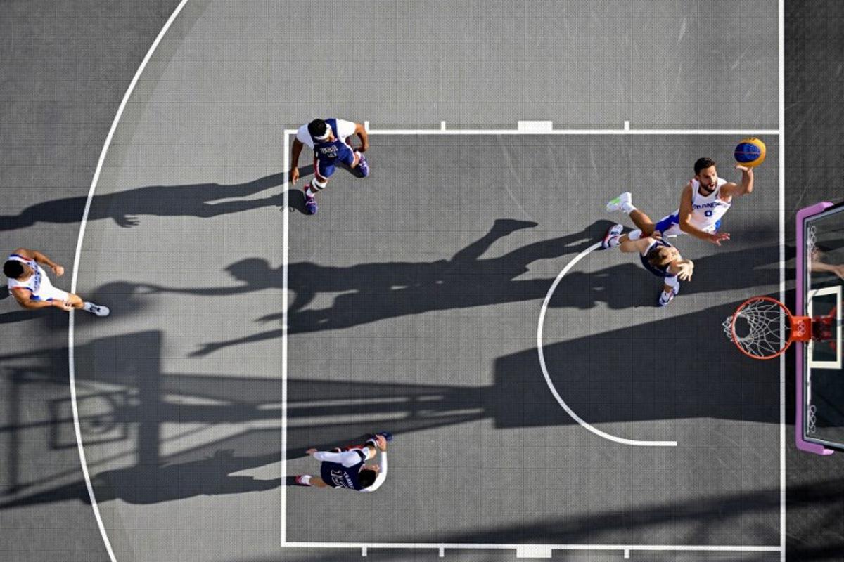 An overview shows France's #00 Lucas Dussoulier going to the basket in the men's pool round 3x3 basketball game between France and the USA during the Paris 2024 Olympic Games at La Concorde in Paris on August 2, 2024. Odd ANDERSEN / AFP