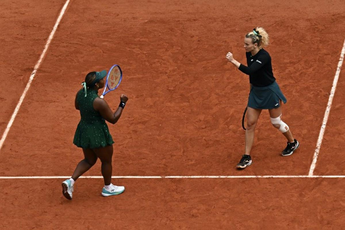 US Taylor Townsend (L) and Czech Republic's Katerina Siniakova react to a point during their women's doubles final match against Kazakhstan's Anna Danilina and Serbia's Aleksandra Krunic on day 15 of the French Open tennis tournament on Court Philippe-Chatrier at the Roland-Garros Complex in Paris on June 7, 2026. JULIEN DE ROSA / AFP