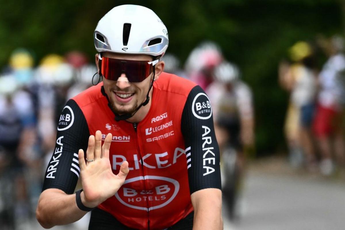 Arkea-B&B Hotels team's French rider Kevin Vauquelin cycles at the start of the 21st and final stage of the 112th edition of the Tour de France cycling race, 132.3 km between Mantes-la-Ville and Paris Champs-Elysees Avenue, on July 27, 2025. Marco BERTORELLO / AFP