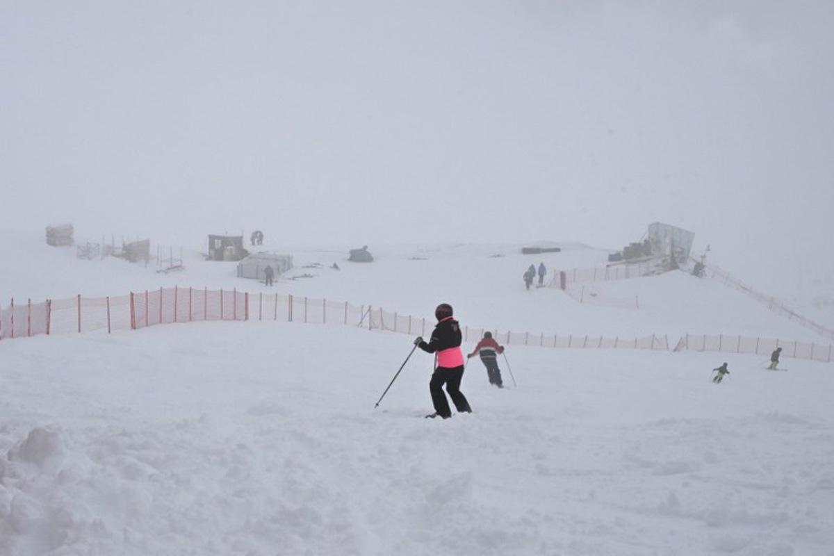 A picture shows the start of the Women's Super G in the mist after the event has been cancelled due to weather conditions during the FIS Alpine Skiing World Cup in Val di Fassa on February 24, 2024. Andreas SOLARO / AFP