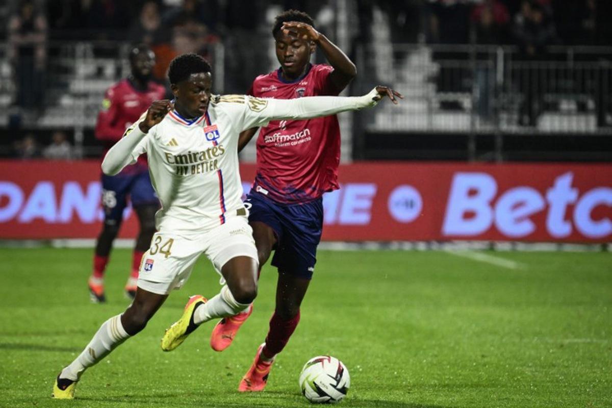 Lyon's French midfielder #34 Mahamadou Diawara (L) fights for the ball with Clermont-Ferrand's Malian midfielder #06 Habib Keita during the French L1 football match between Clermont Foot 63 and Olympique Lyonnais (OL) at the Stade Gabriel-Montpied in Clermont-Ferrand, central France, on May 12, 2024. JEAN-PHILIPPE KSIAZEK / AFP