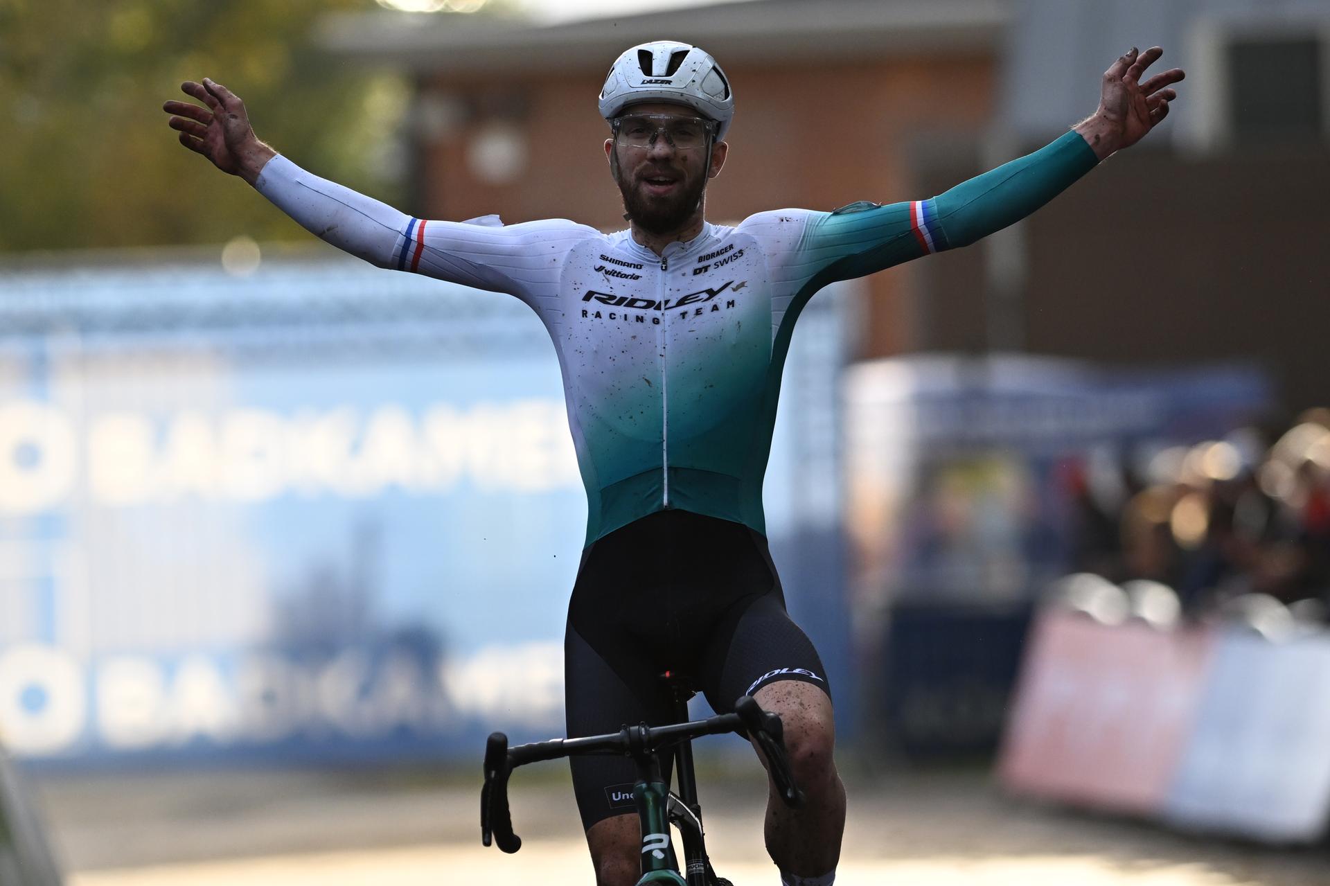 Dutch Joris Nieuwenhuis celebrates as he crosses the finish line to win the elite men race of the "Rapencross" cyclocross in Lokeren, the second race (out of 8) of the X2O Badkamers Trophy, Sunday 02 November 2025. BELGA PHOTO DAVID PINTENS