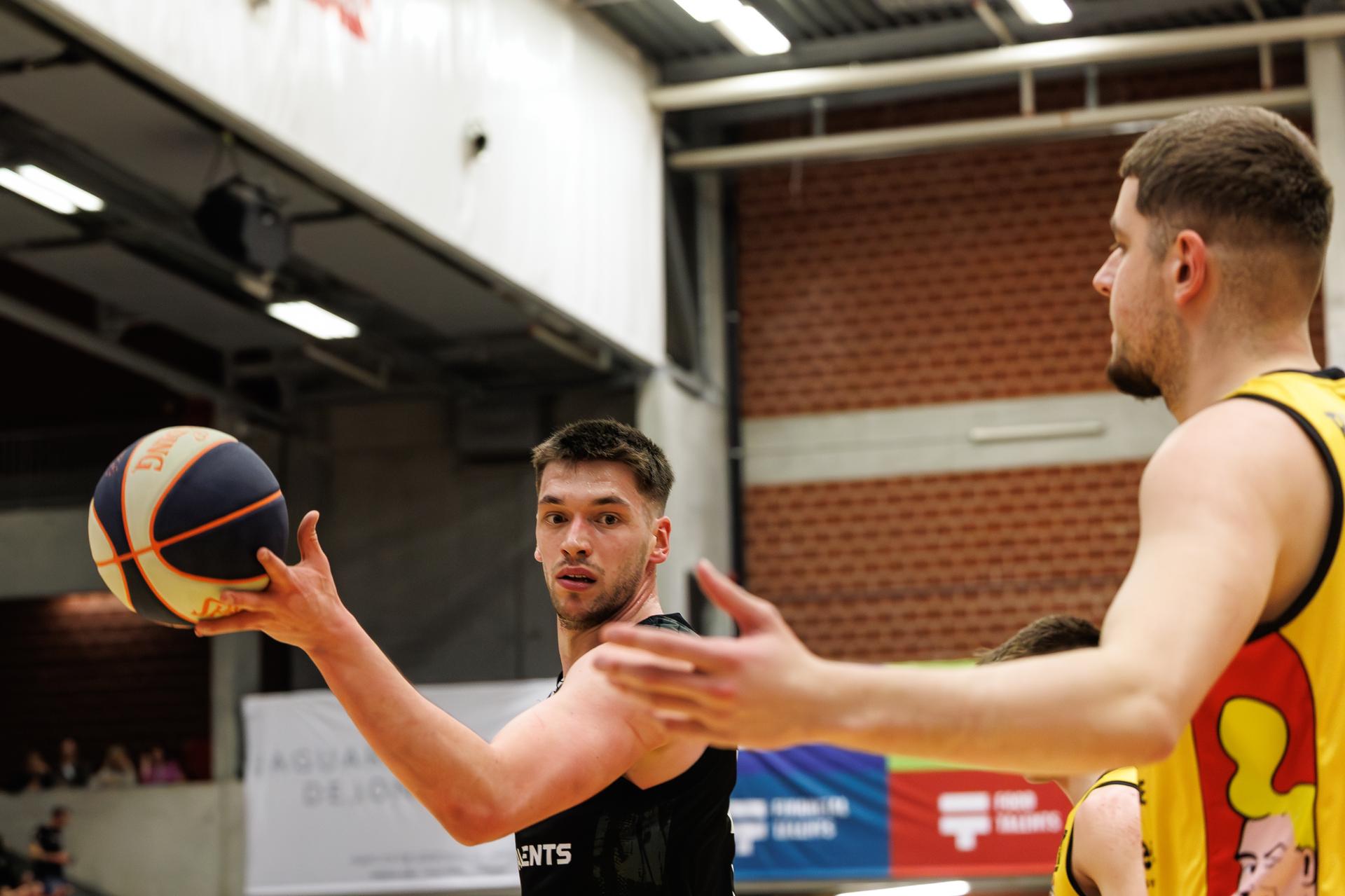 Kortrijk's Niels De Ridder pictured in action during a basketball match between House of Talents Spurs Kortrijk and BC Oostende, Friday 04 April 2025 in Kortrijk, on day 31 of the 'BNXT League' Belgian/ Dutch first division basket championship. BELGA PHOTO KURT DESPLENTER