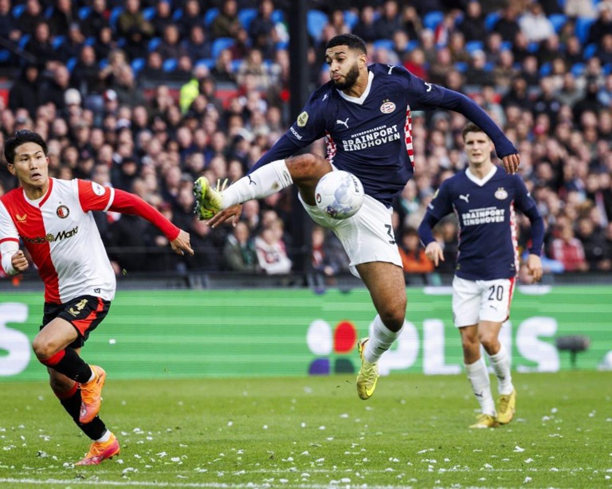 PSV Eindhoven's Moroccan midfielder #34 Ismael Saibari (C)controls the ball during the Dutch Eredivisie football match between Feyenoord and PSV Eindhoven at the Feyenoord "De Kuip" Stadium in Rotterdam on October 26, 2025. Bas CZERWINSKI / ANP / AFP